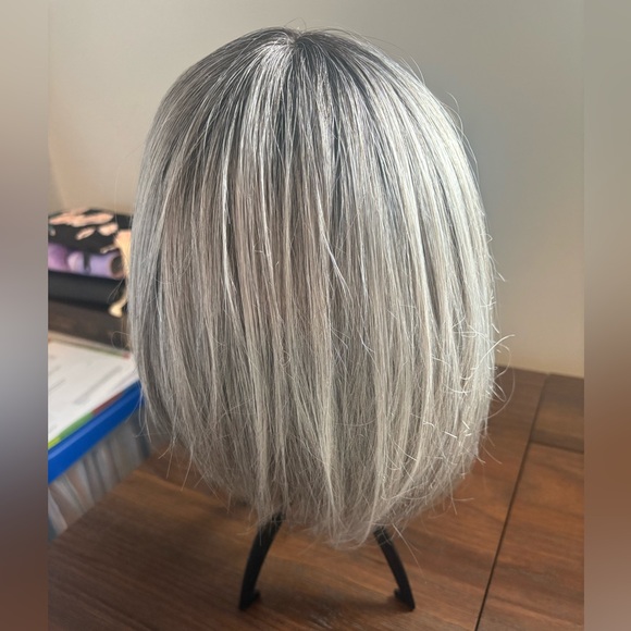 Heat Resistant Grey Women's Wig with Salt and Pepper Style - Picture 4 of 7